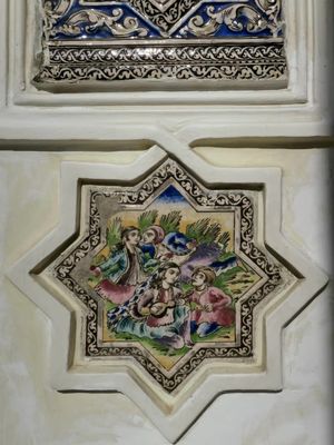نمونه ای از کاشی های موزه مقدم