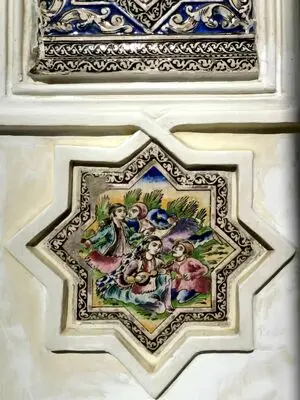 نمونه ای از کاشی های موزه مقدم