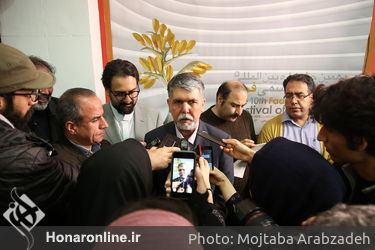بازدید سید عباس صالحی و سیدمحمد مجتبی حسینی از نمایشگاه هنرهای تجسمی فجر