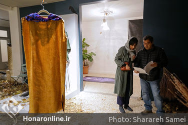 نمایش لباس‌های شقایق عربی به همراه چیدانی از فریدون آو در گالری اردی‌بهشت