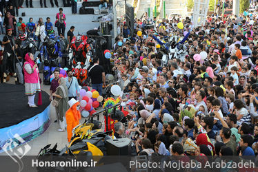 شادپیمایی عروسک‌ها در بوستان آب و آتش‎