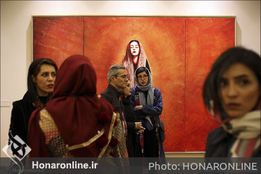 بازدید هنرمندان از آثار دهمین حراج تهران