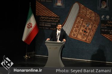 محمد مهدی اسماعیلی وزیر فرهنگ و ارشاد اسلامی در اختتامیه سی‌ونهمین جایزه کتاب سال در تالار وحدت