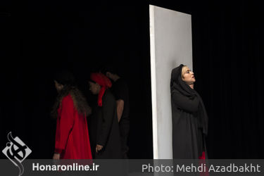 نمایش "گرگ‌ها کروات نمی‌زنند" در عمارت نوفل لوشاتو