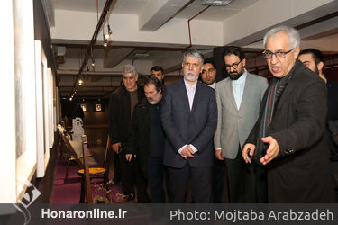 بازدید سید عباس صالحی و سیدمحمد مجتبی حسینی از نمایشگاه هنرهای تجسمی فجر