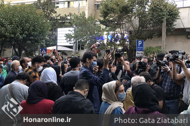 هواداران استاد شجریان مقابل بیمارستان جم پس از شنیدن خبر درگذشت او