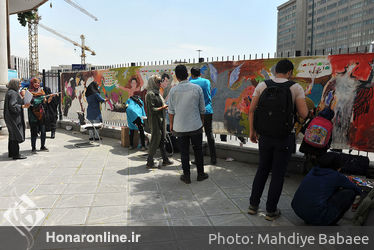 نقاشی گروهی صلح   توسط جمعی از هنرمندان در موزه استاد صنعتی