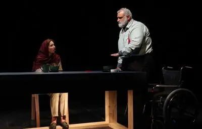 اجرائی که حرفی برای گفتن یا نشان دادن ندارد / نگاهی به نمایش "ما داریم از این خونه می‌ریم" به کارگردانی حسین اکبرپور