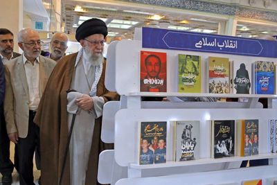 بازدید سه ساعته رهبر انقلاب از نمایشگاه کتاب تهران/ فضای مجازی نباید جای کتابخوانی را بگیرد
