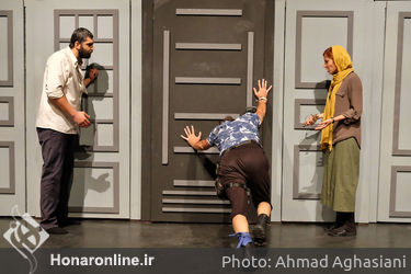 نمایش "خانه نم زده" در تماشاخانه نوفل‌لوشاتو