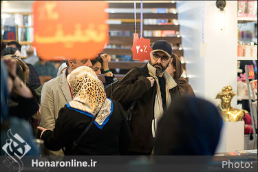 کتاب‌گردی هنرمندان و فرهنگیان در نشر ثالث و چشمه