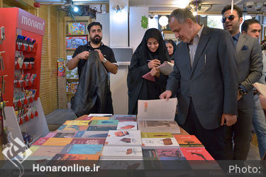 کتابگردی وزیر ارشاد و هنرمندان در نشر ثالث و نشر چشمه
