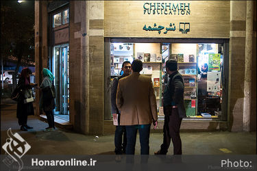 کتاب‌گردی هنرمندان و فرهنگیان در نشر ثالث و چشمه
