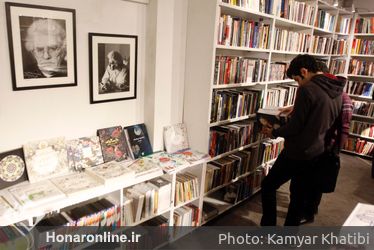 كتابگردي اهالي فرهنگ و هنر در شهركتاب فرشته