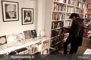 كتابگردي اهالي فرهنگ و هنر در شهركتاب فرشته