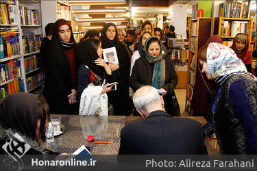رونمایی و جشن امضا کتاب "خانه ای با شیروانی قرمز" در نشر ثالث