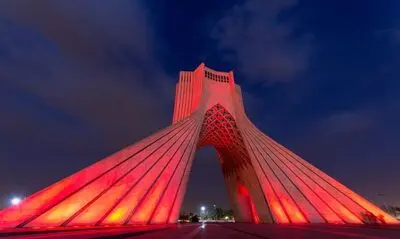 قرمز شدن برج آزادی همزمان با روز جهانی هموفیلی