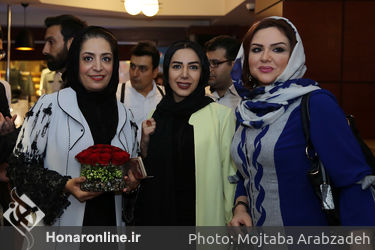 فرش فیروزه ای نمایش"مرد بالشی" در مرکز خرید تندیس
