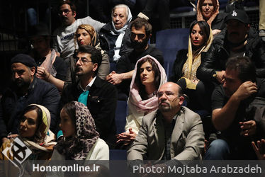 اهدای جایزه جشنواره سینمایی آسیاپاسیفیک در نمایش "شیروانی داغ"