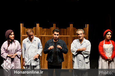 نمایش منهای دو در تماشاخانه مهرگان
