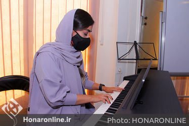 افتتاحیه نمایشگاه و رونمایی از کتاب آسمان هفت رنگ در گالری برمخ