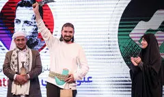 اهدای «خنجر یمنی» و اجرای علی‌وار حامد زمانی در اختتامیه «ترور آنلاین»