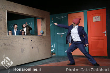 نمایش "عقل صورتی یا مدادی که فقط مشق نمی‌نوشت"