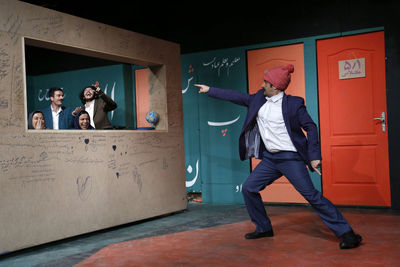 درامی پداگوژیک و زیبا / نگاهی به نمایش "عقل صورتی" به نویسندگی و کارگردانی مهدی فرشیدی سپهر
