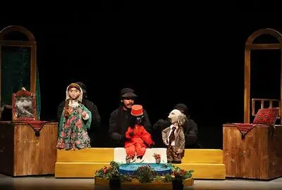 رویکردی گذرا به متن و اجرا / نگاهی به نمایش "مضحکه بادسوار" به نویسندگی و کارگردانی هما جدیکار