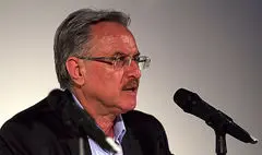 علی ژکان یک نمایش کمدی به صحنه می‌برد