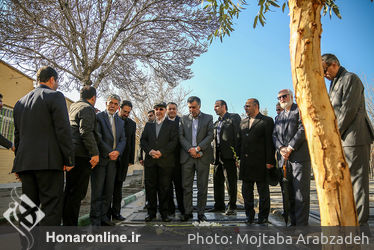 گل‌باران قطعه هنرمندان توسط وزیر ارشاد و معاون هنری وزارت ارشاد