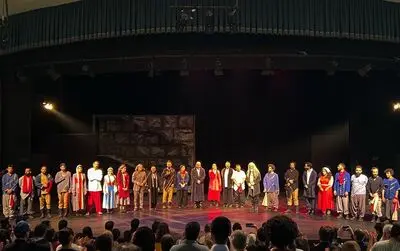 ادای احترام هنرمندان «ذرات آشوب» به درگذشتگان حادثه بندرعباس
