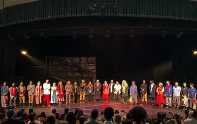 ادای احترام هنرمندان «ذرات آشوب» به درگذشتگان حادثه بندرعباس