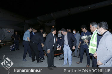 استقبال از پیکر  امیر هوشنگ ابتهاج با جمعی از بزرگان و اهالی فرهنگ و هنر در فرودگاه امام خمینی 