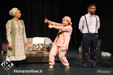 نمایش "دوستان" در تماشاخانه اهورا