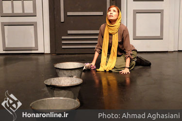 نمایش "خانه نم زده" در تماشاخانه نوفل‌لوشاتو