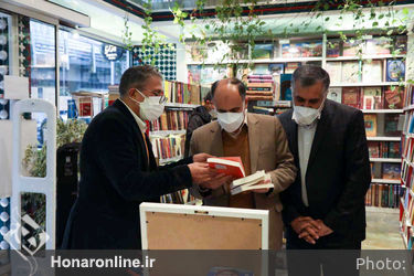 کتابگردی سرپرست معاونت امور هنری در هفته کتاب