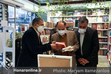 کتابگردی سرپرست معاونت امور هنری در هفته کتاب