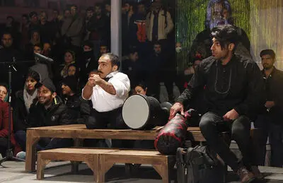 یک معرکه‌گیری ساده و خاص / نگاهی به نمایش خیابانی "سلبریتی‌های گمنام" به نویسندگی فرامرز کلانتری و کارگردانی سپیده حجامی