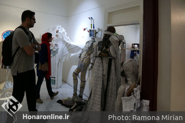 نمایشگاه لباس‌های مفهومی "رو به تهران من" در گالری مستقل تهران