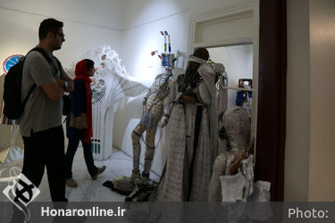 نمایشگاه لباس‌های مفهومی "رو به تهران من" در گالری مستقل تهران