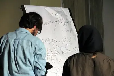 وقتی معنای فرهنگ لغت رنگ می‌بازد / بازی با کلمات معنا باخته در سومین اجرای فستیوال سی پرفورمنس، سی هنرمند، سی روز