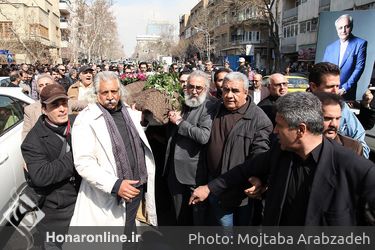تشییع پیکر علی معلم از مقابل خانه سینما