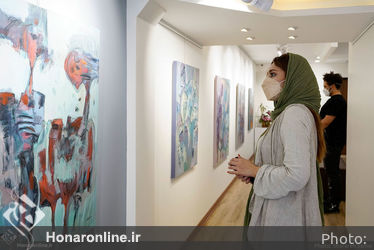 نمایشگاه نقاشی های شبنم نسلی اصفهانی با عنوان این است انسان در نگارخانه بهارک