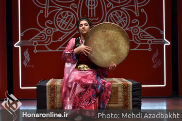 اجرای نوازندگان دف در سیزدهمین دوره جشنواره ملی موسیقی جوان