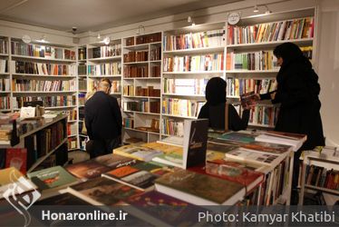 كتابگردي اهالي فرهنگ و هنر در شهركتاب فرشته