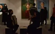 زنانی با نگاه‌های بهت‌زده در گالری ساربان / نمایشگاه 