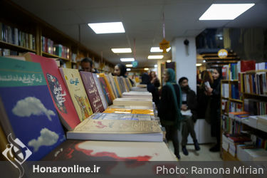 کتابگردی اهالی فرهنگ و هنر در نشر ثالث