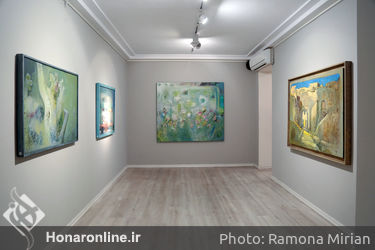 بازدید سیدمحمد مجتبی حسینی از نمایشگاه نقاشی‌های حبیب‌اله صادقی در گالری ساربان
