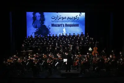 نخستین کنسرت تالار وحدت با حضور تماشاگران بعد از دو سال | سوگنامه موتزارت برای درگذشتگان هنر ایران در دوران کرونا | حسین علیزاده: هنرمندان با نیروی عشق مردم می‌مانند و کار می‌کنند